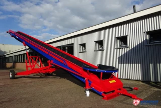 Je ziet een grote rode trogband met blauwe details van Beerepoot. De trogband staat buiten bij het pand van Beerepoot.